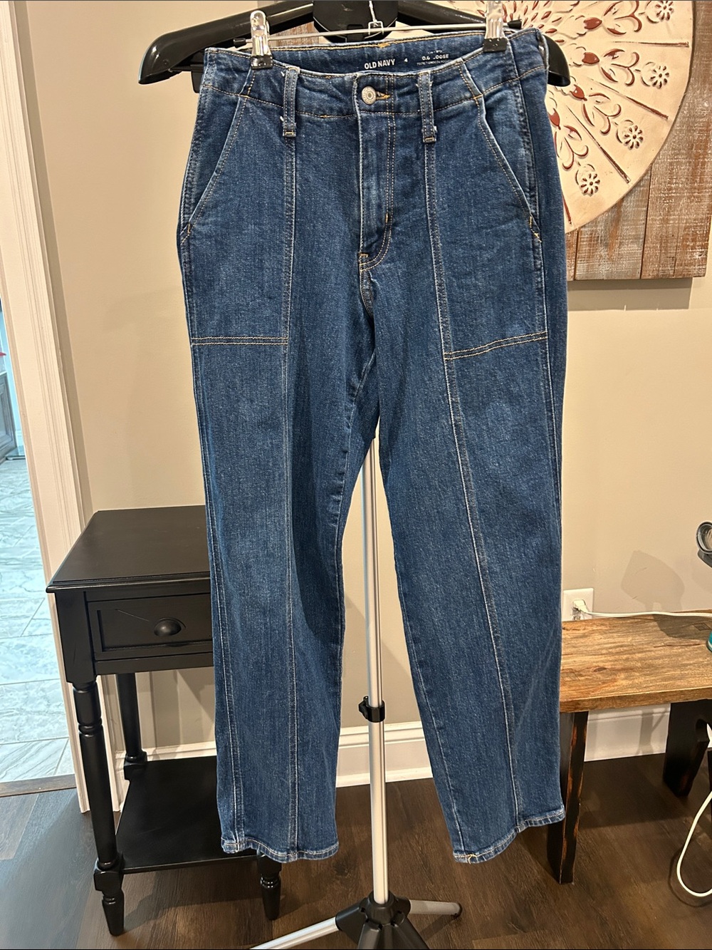 Old Navy Woman’s Loose Straight leg Jeans/ Size 4